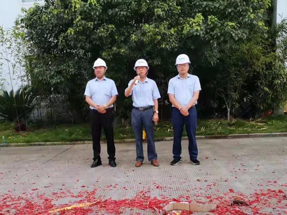 桂林鴻程董事長容平勛發表致辭桂林鴻程機電設備有限公司廠區2#生產廠房開工大吉！