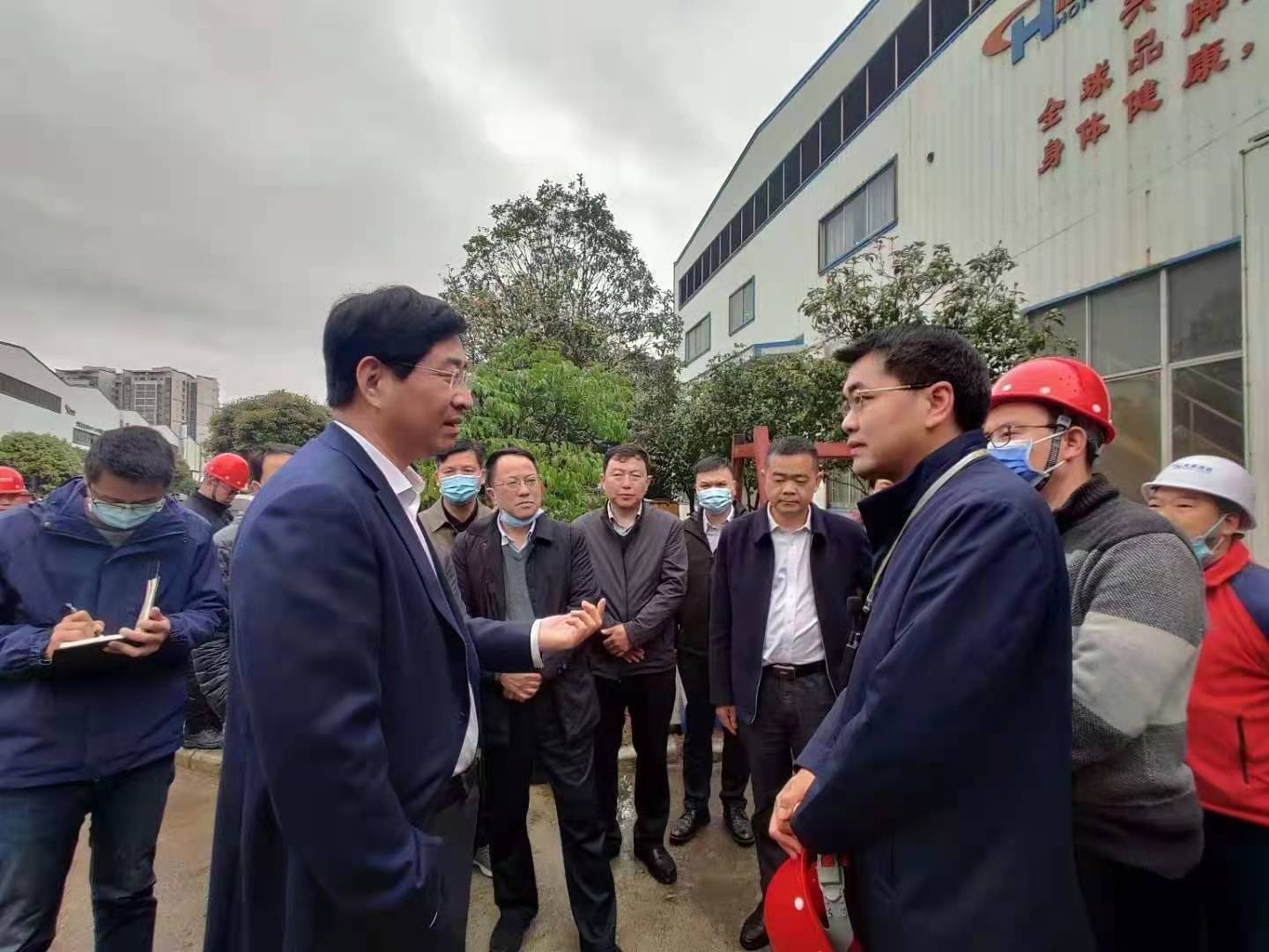 桂林市委書記周家斌書記，鐘洪常務副市長等市委市政府，區委區政府領導一行開年第一站來到廣西桂林鴻程機械廠指導慰問