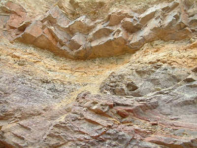 嫩泥，是一種土黃色，灰白色為主的雜色黏土